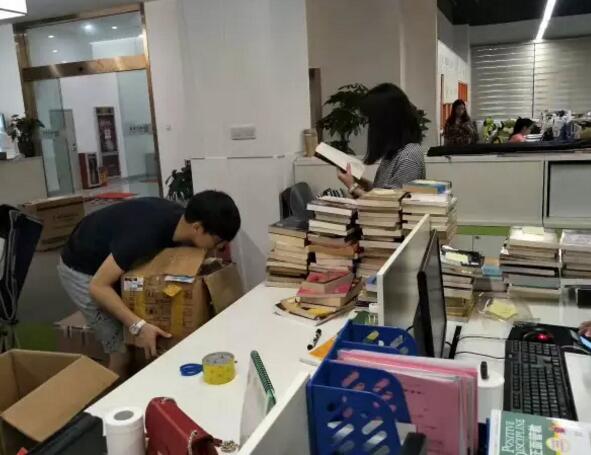 你们捐的2000多本书，樊登读书会时代华商分会已经送到孩子们手上啦！" width=
